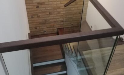 Stopnie z podstopniami na beton oraz szklanymi balustradami