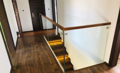 Stopnie z podstopniami na beton oraz szklanymi balustradami