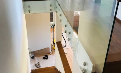 Stopnie z podstopniami na beton oraz szklanymi balustradami