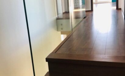 Stopnie z podstopniami na beton oraz szklanymi balustradami