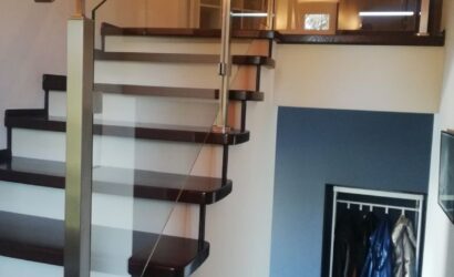 Stopnie z podstopniami na beton oraz szklanymi balustradami