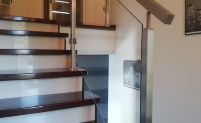 Stopnie z podstopniami na beton oraz szklanymi balustradami