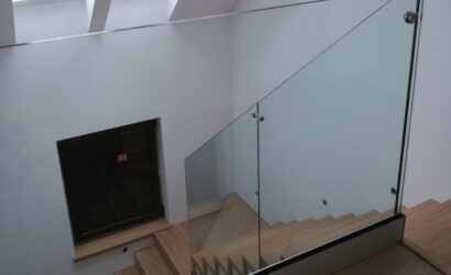 Stopnie z podstopniami na beton oraz szklanymi balustradami