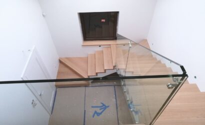 Stopnie z podstopniami na beton oraz szklanymi balustradami