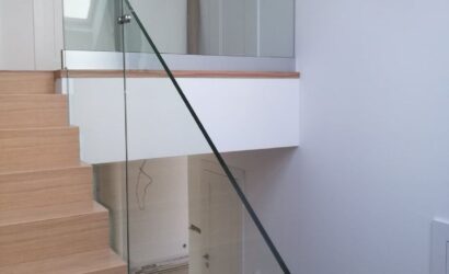 Stopnie z podstopniami na beton oraz szklanymi balustradami