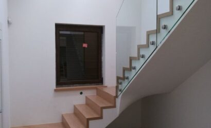 Stopnie z podstopniami na beton oraz szklanymi balustradami