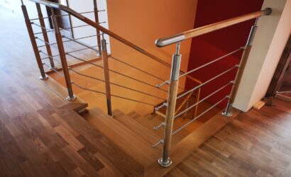 Stopnie z podstopniami na beton oraz metalowymi balustradami