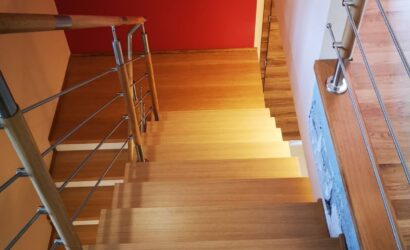 Stopnie z podstopniami na beton oraz metalowymi balustradami