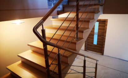 Stopnie z podstopniami na beton oraz metalowymi balustradami