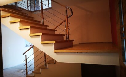 Stopnie z podstopniami na beton oraz metalowymi balustradami