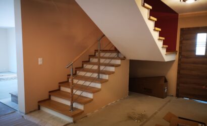 Stopnie z podstopniami na beton oraz metalowymi balustradami