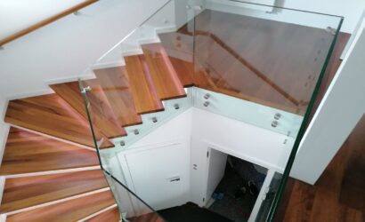 Stopnie z podstopniami na beton oraz szklanymi balustradami