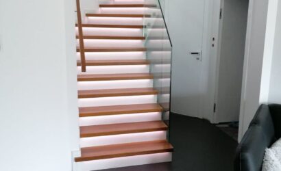 Stopnie z podstopniami na beton oraz szklanymi balustradami