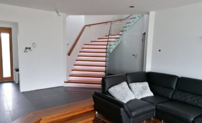 Stopnie z podstopniami na beton oraz szklanymi balustradami