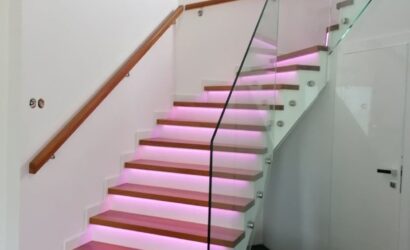 Stopnie z podstopniami na beton oraz szklanymi balustradami