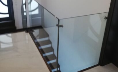 Stopnie z podstopniami na beton oraz szklanymi balustradami