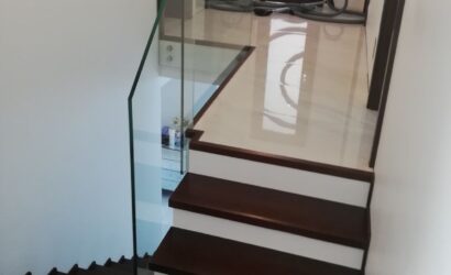 Stopnie z podstopniami na beton oraz szklanymi balustradami