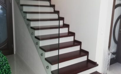 Schody na beton ze szklanymi balustradami