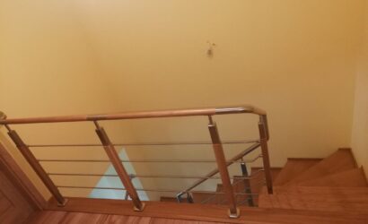 Stopnie z podstopniami na beton oraz metalowymi balustradami