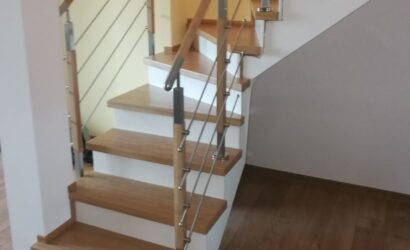 Stopnie z podstopniami na beton oraz metalowymi balustradami