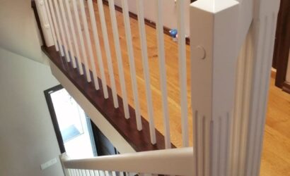 Stopnie z podstopniami na beton oraz drewnianymi balustradami