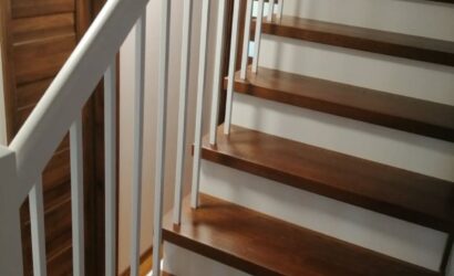 Stopnie z podstopniami na beton oraz drewnianymi balustradami