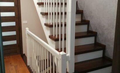 Stopnie z podstopniami na beton oraz drewnianymi balustradami