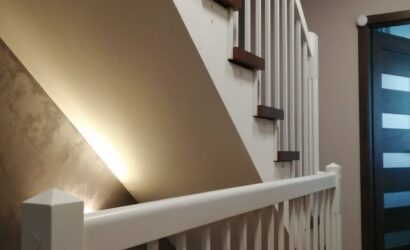 Stopnie z podstopniami na beton oraz drewnianymi balustradami