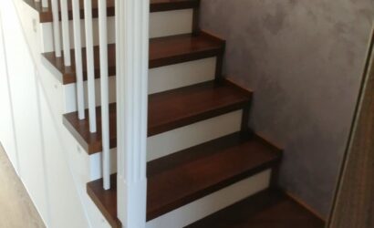 Stopnie z podstopniami na beton oraz drewnianymi balustradami