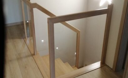 Stopnie z podstopniami na beton oraz szklanymi balustradami