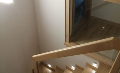 Stopnie z podstopniami na beton oraz szklanymi balustradami