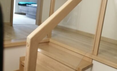 Stopnie z podstopniami na beton oraz szklanymi balustradami