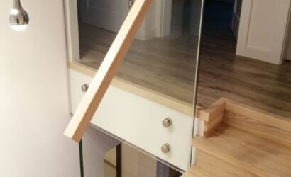 Stopnie z podstopniami na beton oraz szklanymi balustradami