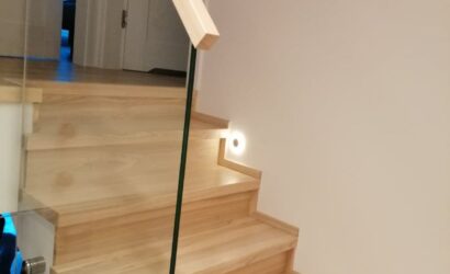 Stopnie z podstopniami na beton oraz szklanymi balustradami