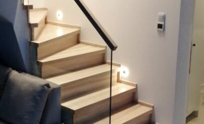 Stopnie z podstopniami na beton oraz szklanymi balustradami