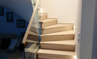 Schody na beton ze szklanymi balustradami