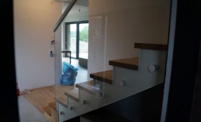 Stopnie z podstopniami na beton oraz szklanymi balustradami