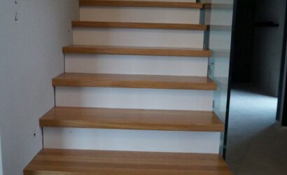 Stopnie z podstopniami na beton oraz szklanymi balustradami