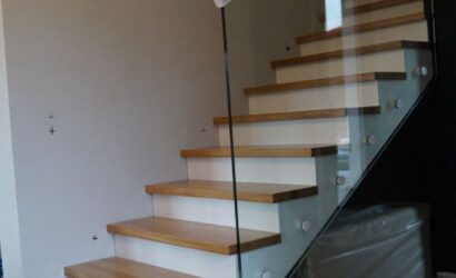 Schody na beton ze szklanymi balustradami