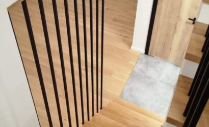 Stopnie z podstopniami na beton oraz metalowymi balustradami