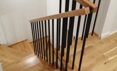 Stopnie z podstopniami na beton oraz metalowymi balustradami