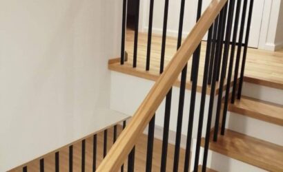 Stopnie z podstopniami na beton oraz metalowymi balustradami