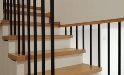 Schody na beton z metalowymi balustradami