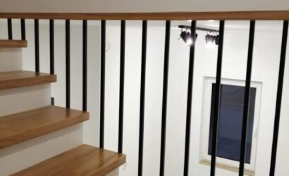 Stopnie z podstopniami na beton oraz metalowymi balustradami