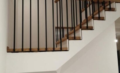 Stopnie z podstopniami na beton oraz metalowymi balustradami