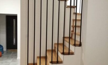 Stopnie z podstopniami na beton oraz metalowymi balustradami