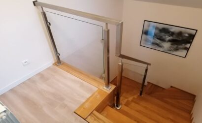 Stopnie z podstopniami na beton oraz szklanymi balustradami