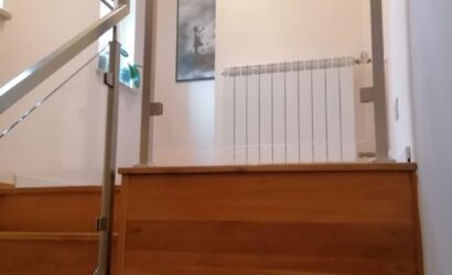 Stopnie z podstopniami na beton oraz szklanymi balustradami