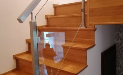 Stopnie z podstopniami na beton oraz szklanymi balustradami