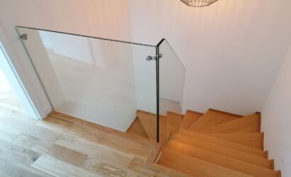 Stopnie z podstopniami na beton oraz szklanymi balustradami